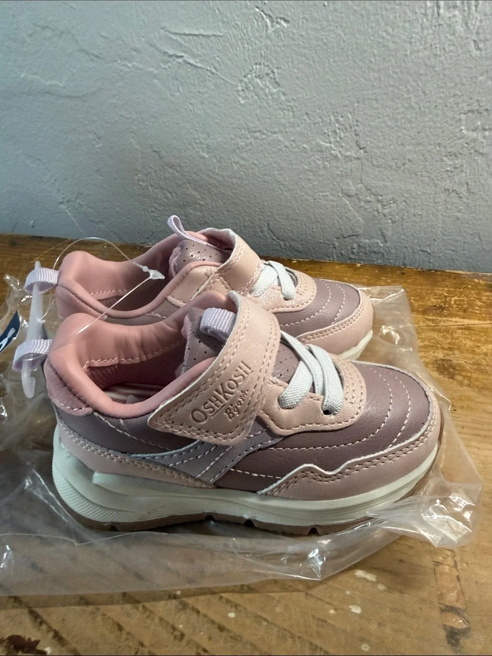 Oshkosh Toddler 7 pink lavender sneakers, girls NWT